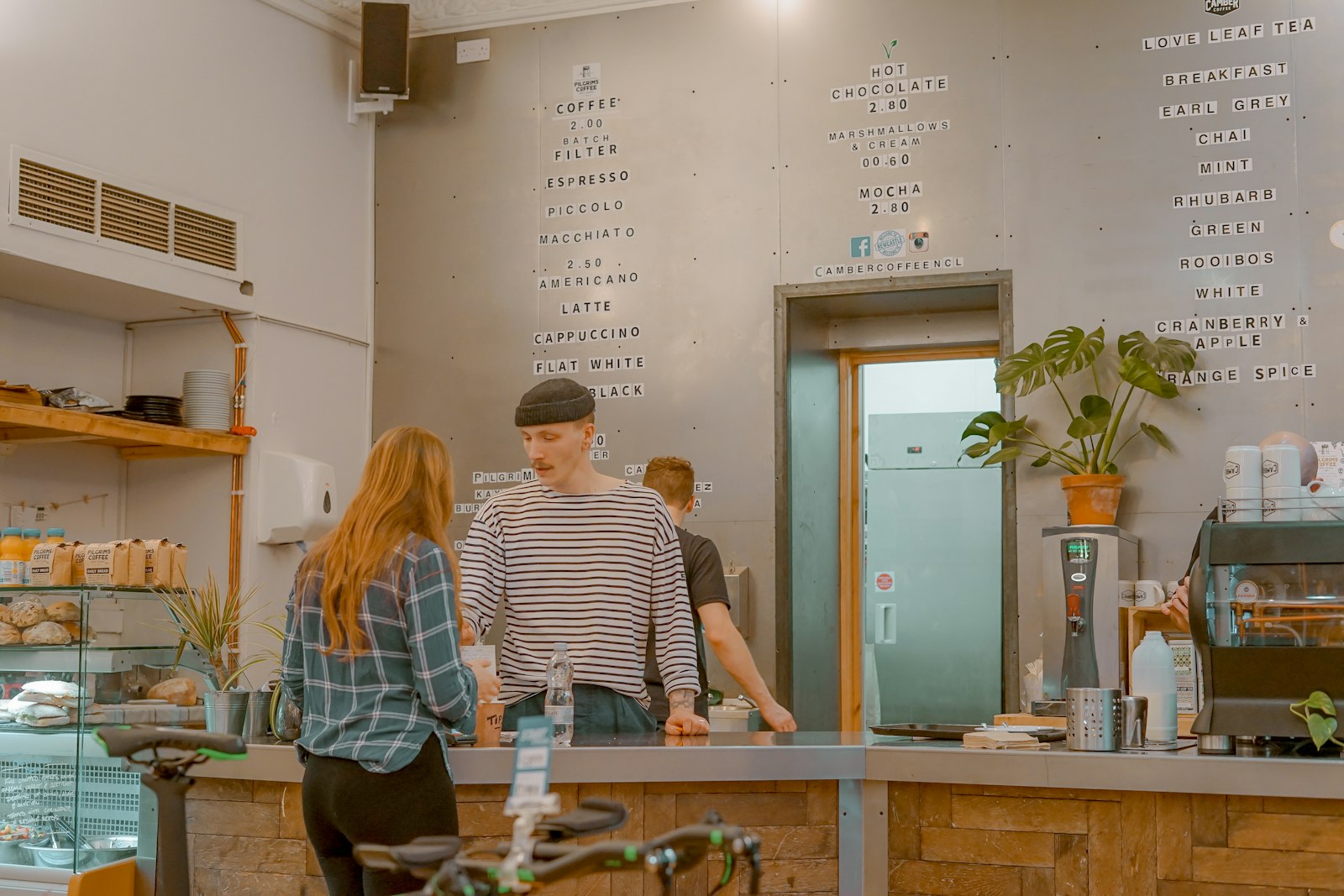 Erste 10 Kunden für dein Startup — Plain-Talk-Guide für Nicht-Marketer 2026, ohne Werbebudget und ohne CAC-Excel