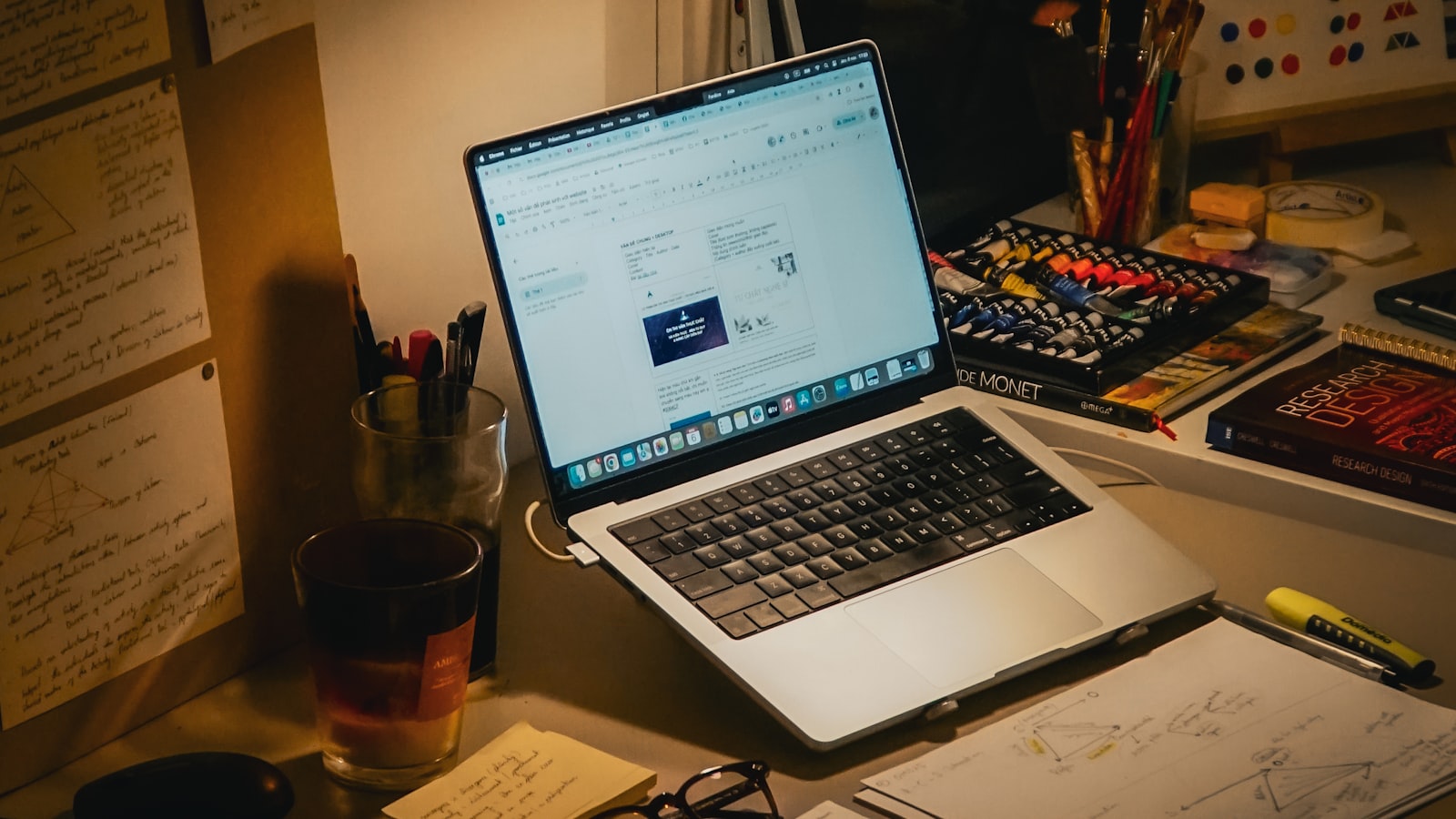 Solo Founder Marketing 2026 — From Zero to First Paying Customers, a Vienna playbook for indie hackers and AI builders