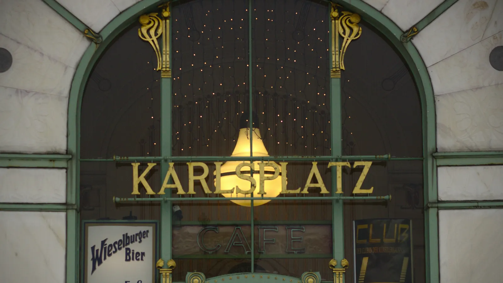Schaufenster eines Wiener Geschäfts am Karlsplatz — sichtbar werden im Stadtviertel